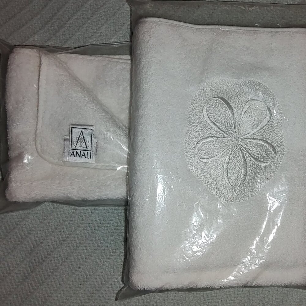 ANALI SAND DOLLAR EMBROIDERED HAND TOWEL AND SOLID WASHCLOTH 100% COTTON USA NWT